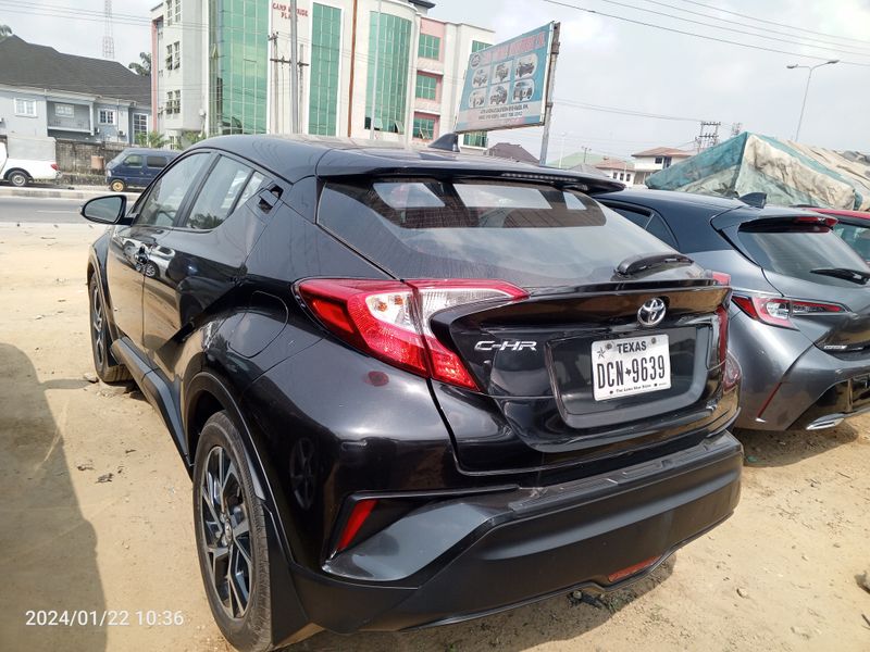Thumbnail 3 of 2018 Toyota C-HR xle